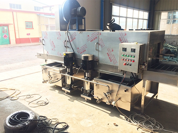 Turnover box cleaning and water cutting machine